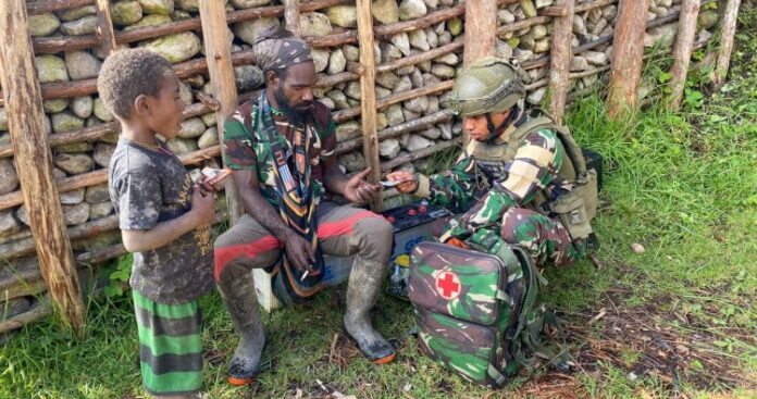 Satgas Banau Bawa Layanan Keseimbangan Langsung ke Rumah Warga Wangbe 