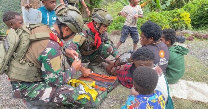 Satgas Banau Beri Pelayanan Sektor Bidang Kesehatan Gratis pada Pedalaman Papua 