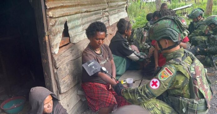 Satgas 142 Bawa Layanan Aspek Bidang Kesehatan ke Honai Warga Sinak 