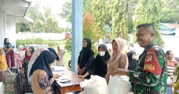 Babinsa Koramil 1401-01/Banggae Lakukan Bimbingan Penyaluran Bantuan Pangan pada pada Wilayah Banggae juga Banggae Timur 