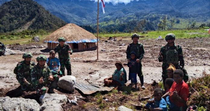 Satgas Yonif 142/KJ Bawa Layanan Keseimbangan kemudian juga Pangan ke Honai Warga Sinak 
