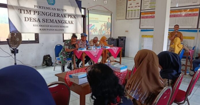 Babinsa Semangkak Hadiri Penyuluhan Kampung KB Dan GATI, Dukung Menguatkan Peran Keluarga 