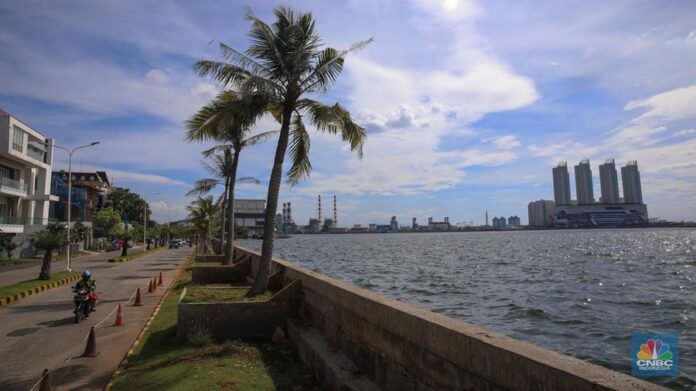 Potret Air Laut Lebih Tinggi dari Jalan pada Tepi DKI Ibukota Indonesia 