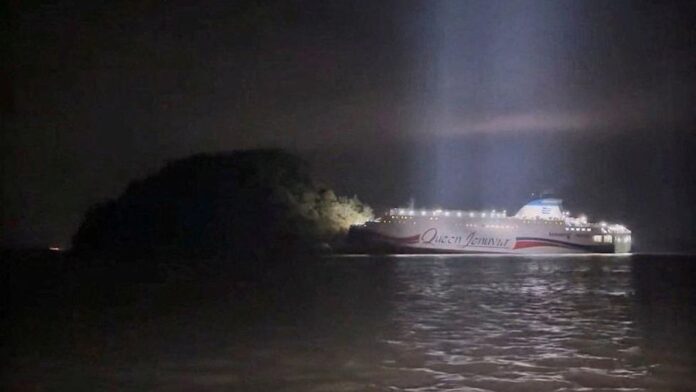 Potret Kapal Feri Bawa Berbagai Penumpang Kandas Usai Terlaksana Ledakan 