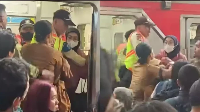 6adec8b3f260c-viral-pertengkaran-dua-wanita-di-rangkaian-krl-commuter-line-saat-berhenti-di-stasiun-tebet_1265_711